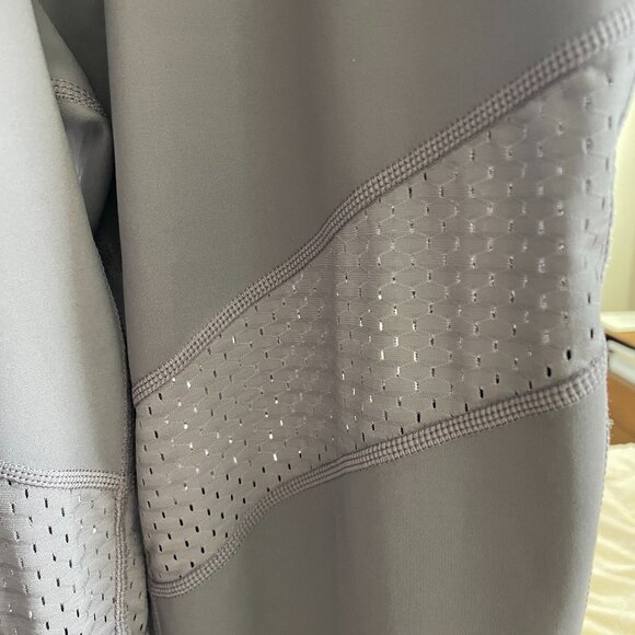 GUESS || Gray leggings mesh diagonal stripes - Size M - NWoT - Picture 2 of 5